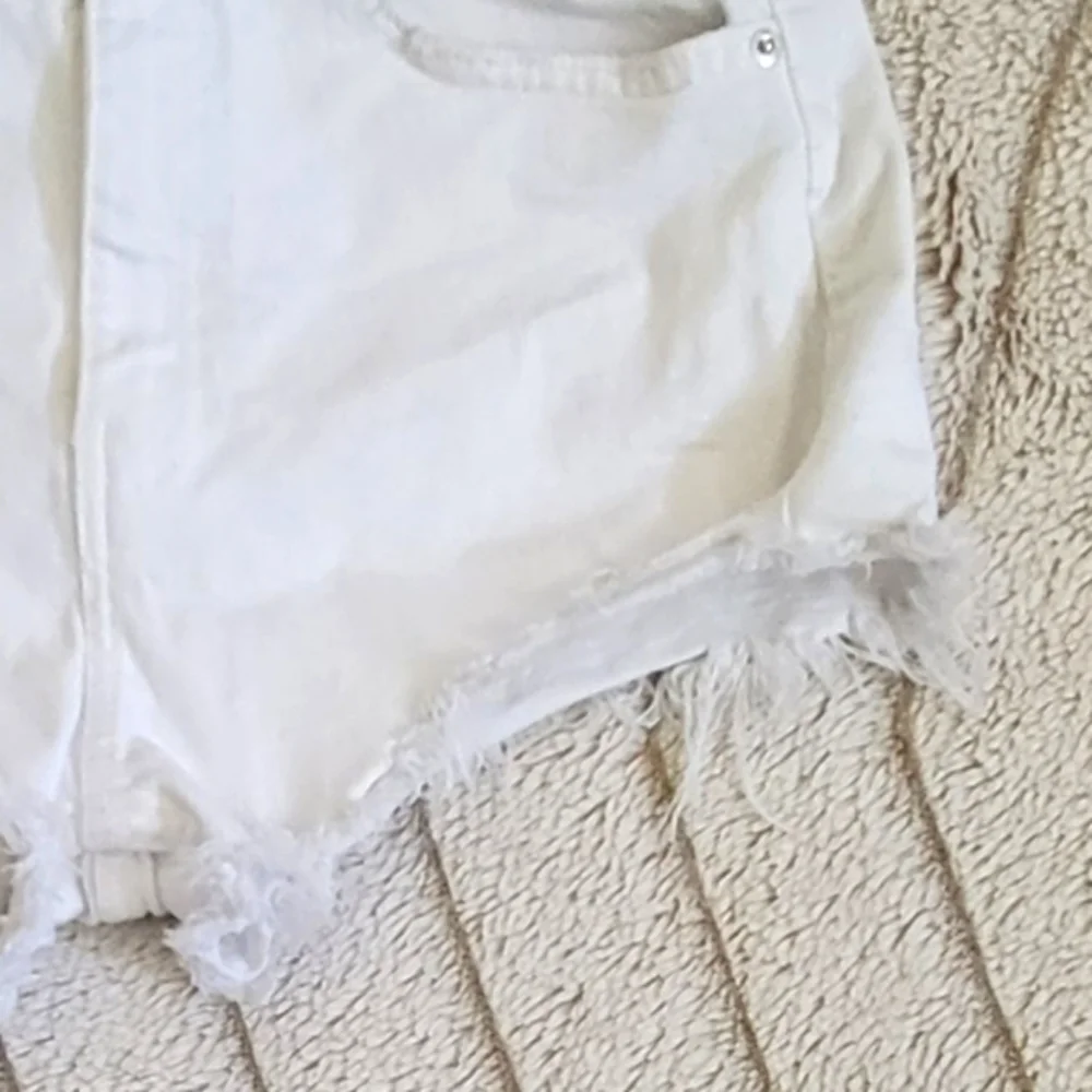 Zara High Rise Distressed Short - Picture 5 of 6